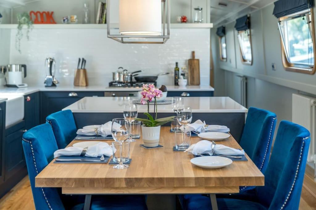 Luxurious Houseboat Near Canary Wharf In London Eksteriør billede